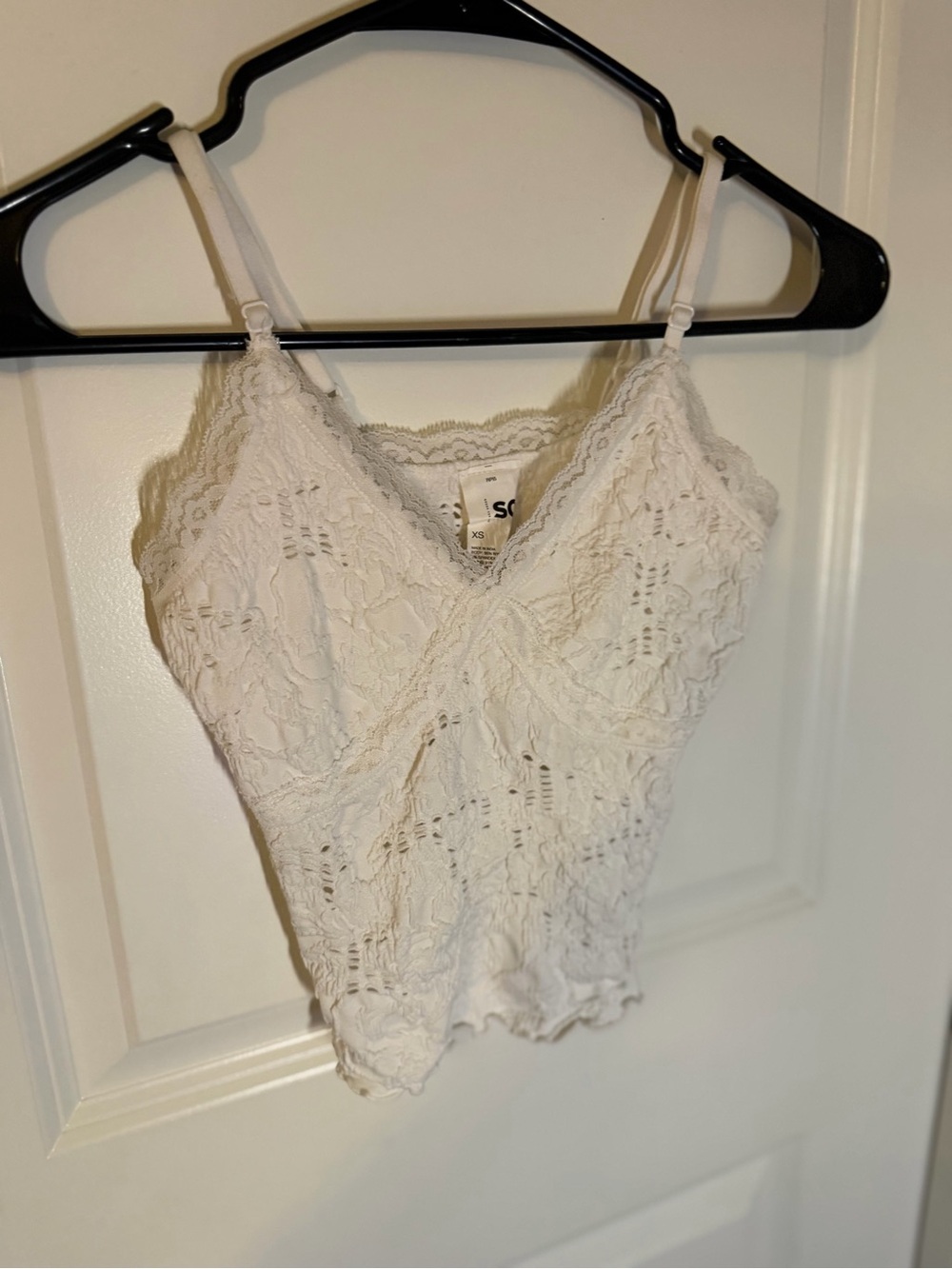 SO Cream Lace V‑Neck Cami with Adjustable Straps